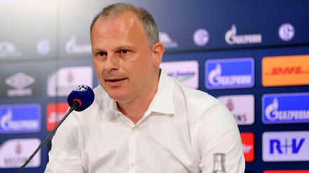 Heuchlerisch. Schalkes Sportvorstand Jochen Schneider kritisiert Paris St. Germain.