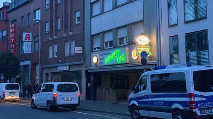 Ein Polizeiwagen in Düren nahe des Hauses mutmaßlicher islamistischer Gefärder