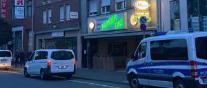 Ein Polizeiwagen in Düren nahe des Hauses mutmaßlicher islamistischer Gefärder