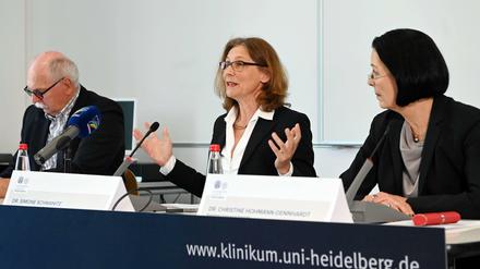 Der Ruf der Uniklinik Heidelberg habe gelitten, sagte Simone Schwanitz, Aufsichtsratsvorsitzende der Klinik, bei der Vorstellung des Zwischenberichts einer Kommission, die die Affäre um einen Bluttest untersucht und von Christine Hohmann-Dennhardt (rechts) und Matthias Kleiner (links) geleitet wird.