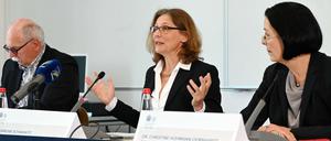 Der Ruf der Uniklinik Heidelberg habe gelitten, sagte Simone Schwanitz, Aufsichtsratsvorsitzende der Klinik, bei der Vorstellung des Zwischenberichts einer Kommission, die die Affäre um einen Bluttest untersucht und von Christine Hohmann-Dennhardt (rechts) und Matthias Kleiner (links) geleitet wird.
