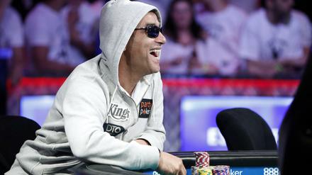 Der Deutsch-Iraner Hossein Ensan gewinnt die Poker-Weltmeisterschaft 2019 in Las Vegas.