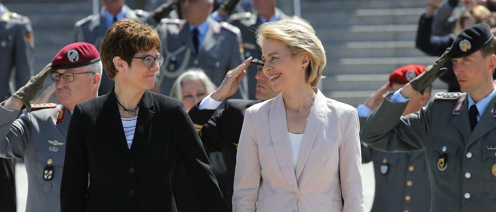 Hand in Hand stehen Ursula von der Leyen (CDU, m.), scheidende Verteidigungsministerin und neugewählte EU-Kommissionspräsidentin, neben ihrer Nachfolgerin Annegret Kramp-Karrenbauer (l).