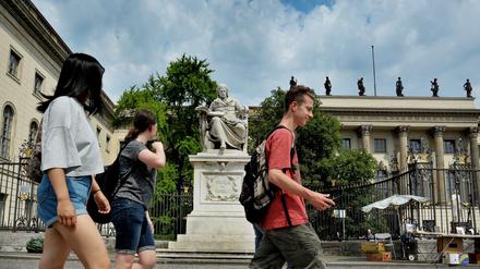 Vor der Humboldt-Uni, die gemeinsam mit der Freien Universität und der Technischen Universität angetreten ist.