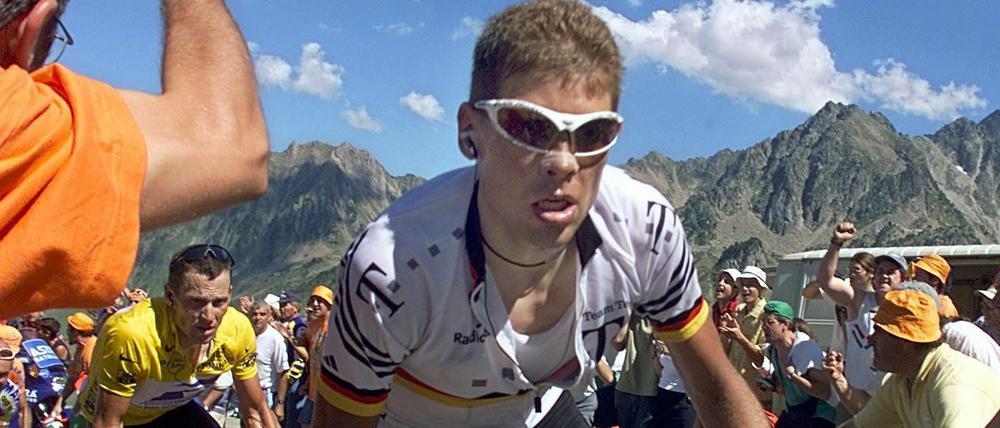 Auch Jan Ullrich quälte sich immer wieder hoch. Hier 2001 vor dem US-Amerikaner Lance Armstrong.