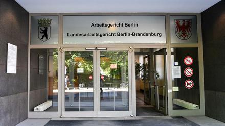 Das Arbeitsgericht Berlin hat über die Kündigung eines Mitarbeiters der Bundeswehr wegen Verbindungen in die rechtsextreme Szene verhandelt. 