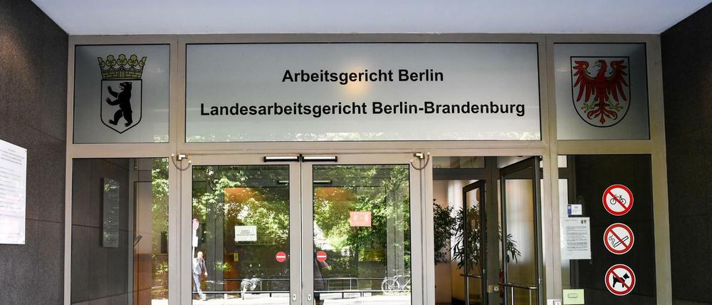 Das Arbeitsgericht Berlin hat über die Kündigung eines Mitarbeiters der Bundeswehr wegen Verbindungen in die rechtsextreme Szene verhandelt.