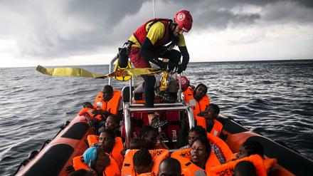 Ein Helfer öffnet eine Rettungsdecke für Flüchtlinge, die auf dem Mittelmeer gerettet wurden.