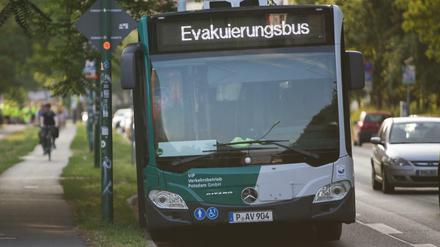 Ein Evakuierungsbus bei der Entschärfung einer Weltkriegsbombe in Potsdam. In Oranienburg müssen 5100 Menschen ihr zu Hause verlassen.