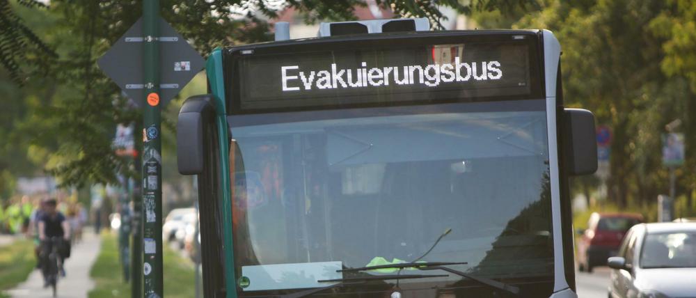 Ein Evakuierungsbus bei der Entschärfung einer Weltkriegsbombe in Potsdam. In Oranienburg müssen 5100 Menschen ihr zu Hause verlassen.