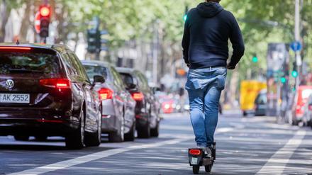 Ein E-Scooter-Benutzer ist auf einem Radweg unterwegs (Symbolbild).