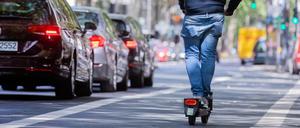 Ein E-Scooter-Benutzer ist auf einem Radweg unterwegs (Symbolbild).