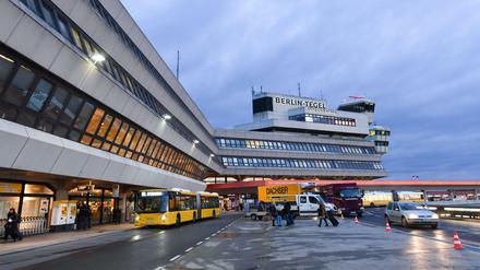 Ab 2021 hält hier kein Bus mehr. Der Flughafen Tegel soll schließen und Platz für ein Wohnviertel und einen Industriepark machen.