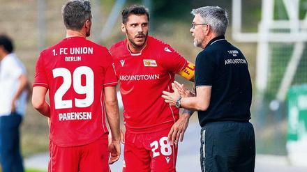Müde Männer munter. Unions Trainer Urs Fischer versuchte seine Spieler Michael Parensen (links) und Christopher Trimmel im letzten Testspiel des Trainingslagers noch einmal zu motivieren. 