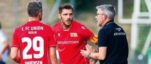 Müde Männer munter. Unions Trainer Urs Fischer versuchte seine Spieler Michael Parensen (links) und Christopher Trimmel im letzten Testspiel des Trainingslagers noch einmal zu motivieren. 