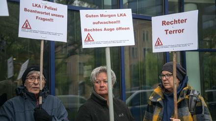 Die Initiative Basta demonstriert vor dem Landeskriminalamt am Tempelhofer Damm in Berlin.