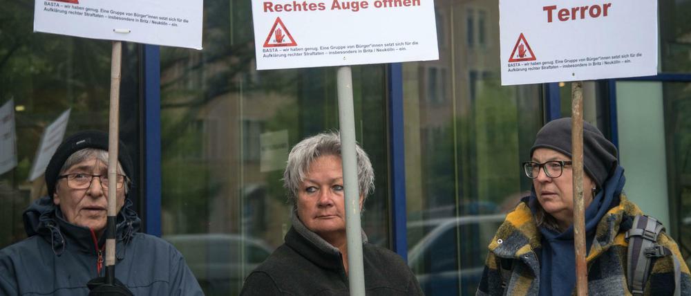 Die Initiative Basta demonstriert vor dem Landeskriminalamt am Tempelhofer Damm in Berlin.