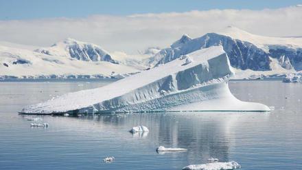 Der Meeresspiegel steigt, weil Eismassen schmelzen. Eine "Beschneidung" der Antarktis könnte das verhindern – so die Theorie.