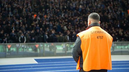 Symbolbild. Bei zwei Bundesligisten gab es Fälle von mutmaßlich gewaltbereiten islamistischen Sicherheitskräften.