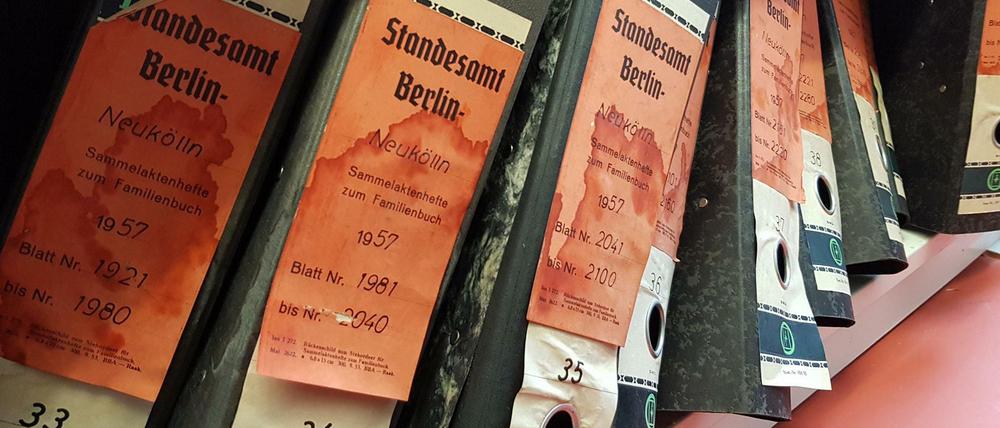 Fast schon mit Sammlerwert: Akten von 1957 im Bezirksamt Neukölln.