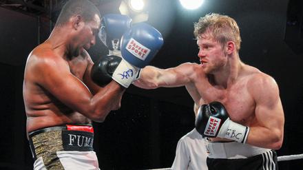 Durch die Deckung. Robert Maess (r.), 28, feierte als bisher größten Erfolg den WM-Titel des GBC-Verbands im Weltergewicht.