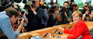 Bundeskanzlerin Angela Merkel erklärt: „Der Herbst wird arbeitsreich.“ Es geht, das ist zu spüren, hier auch um ihr Vermächtnis.