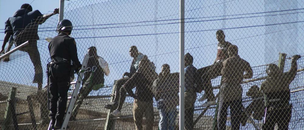 Afrikanische Migranten versuchen in die Exklave Melilla einzudringen. (Archiv)