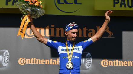 Julian Alaphilippe jubelt auf dem Podium.