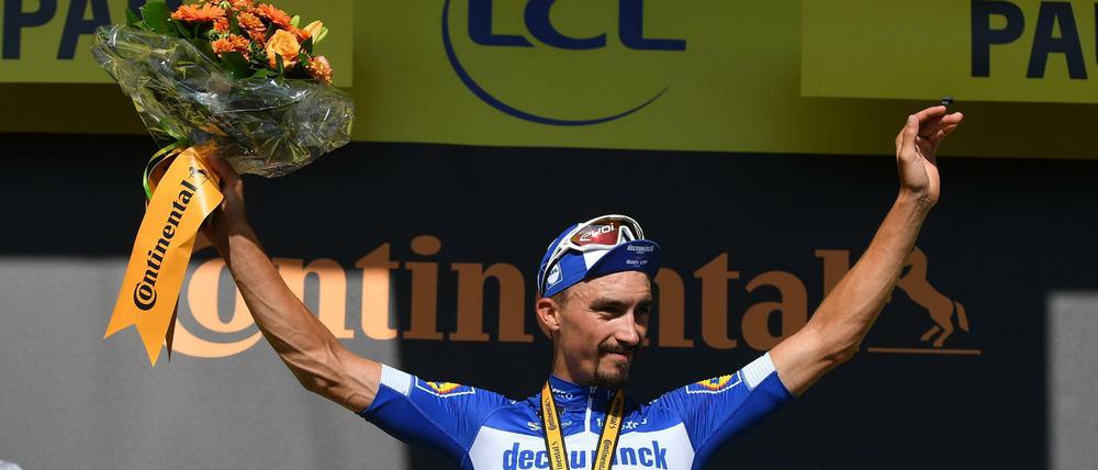 Julian Alaphilippe jubelt auf dem Podium.