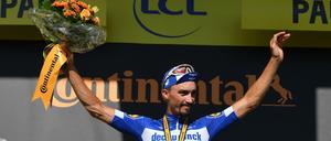 Julian Alaphilippe jubelt auf dem Podium. 
