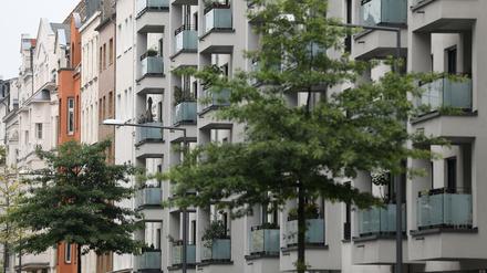 Neu gebaute Häuser mit Eigentumswohnungen neben Altbauten in der Kölner Südstadt. 