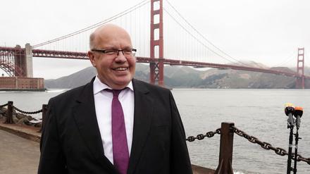 Peter Altmaier (CDU), Bundeswirtschaftsminister, steht vor der Golden Gate Bridge. 