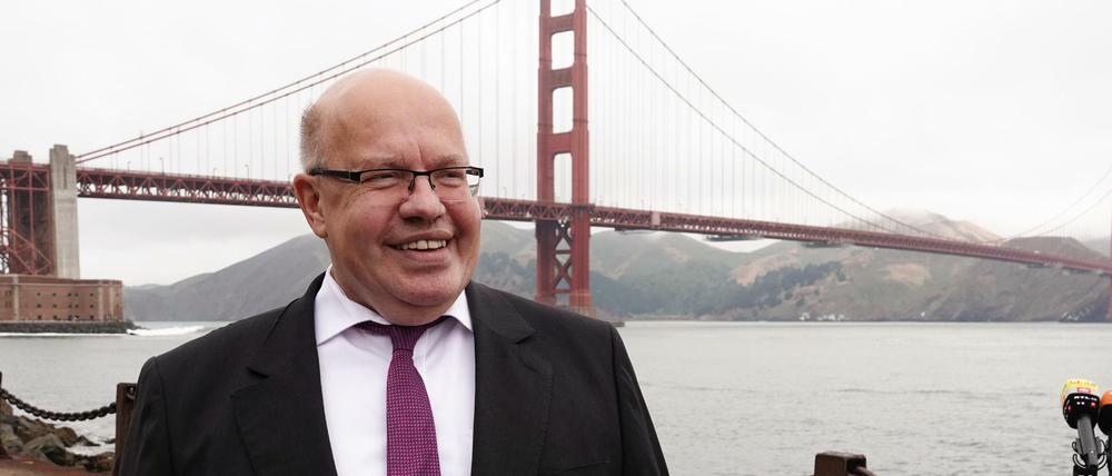 Peter Altmaier (CDU), Bundeswirtschaftsminister, steht vor der Golden Gate Bridge.