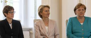 Trio. Annegret Kramp-Karrenbauer, Ursula von der Leyen und Angela Merkel.