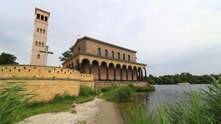 Wie ein vor Anker gegangenes Schiff liegt die Sacrower Heilandskirche am Havelufer. Am 21. Juli 1844 war sie geweiht worden.