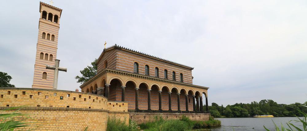 Wie ein vor Anker gegangenes Schiff liegt die Sacrower Heilandskirche am Havelufer. Am 21. Juli 1844 war sie geweiht worden.