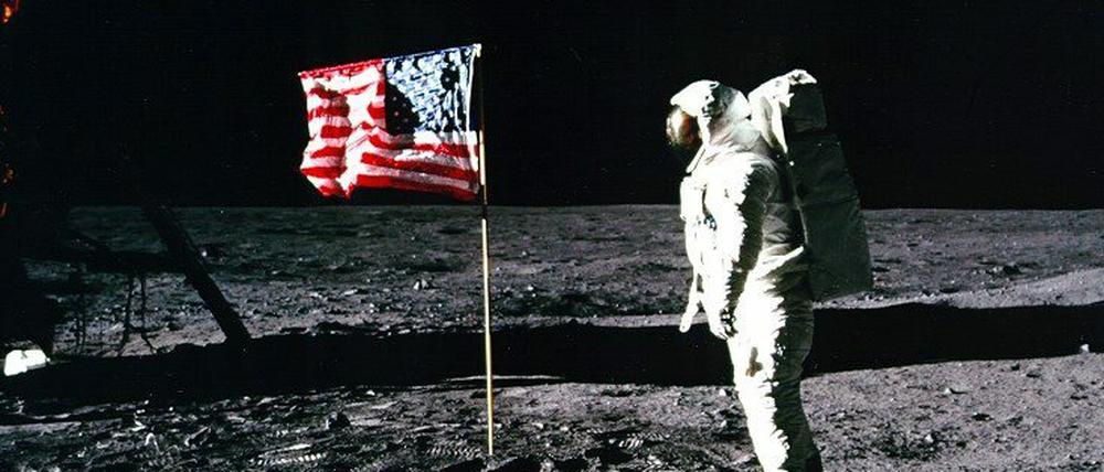 Am 20. Juli 1969 steht Apollo-11-Astronaut Edwin «Buzz» Aldrin neben der US-Flagge auf dem Mond.