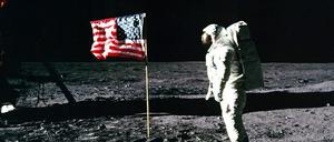 Am 20. Juli 1969 steht Apollo-11-Astronaut Edwin «Buzz» Aldrin neben der US-Flagge auf dem Mond. 