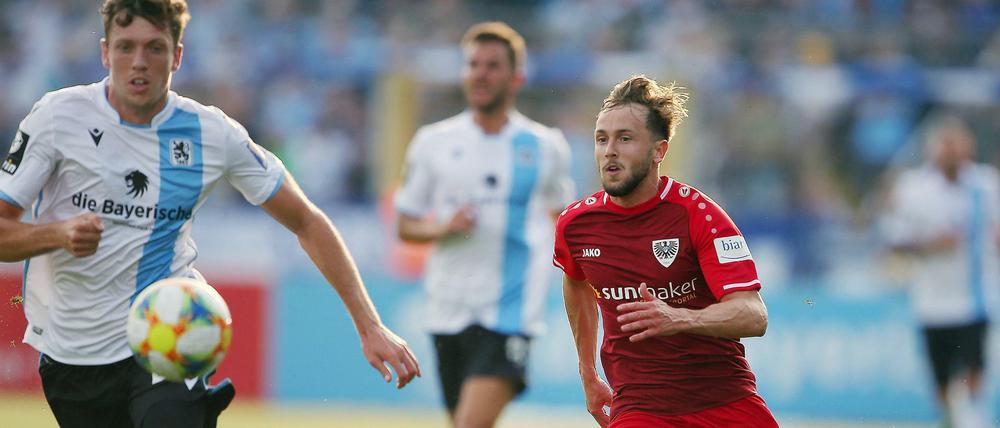 Herbert Paul (Muenchen) und Lucas Cueto (Muenster) liefern sich ein Laufduell.