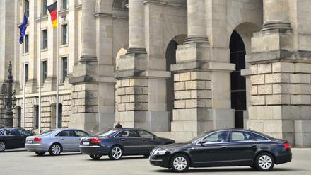 Parkplatz für Dienstwagen. Die Ostseite des Reichstagsgebäude ist bislang abgesperrt.