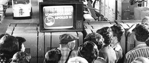 Beschäftigte der Firma Haas + Sohn in Sinn verfolgen die Sonderberichterstattung über den Raumflug von Apollo 11 und die Mondlandung.