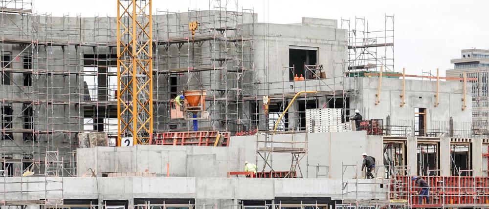 Bauarbeiter errichten Gebäude im Berliner Stadtteil Wilmersdorf.
