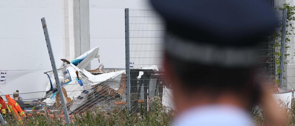 Trümmer des Kleinflugzeugs vor der Fassade des Baumarkts in Bruchsal