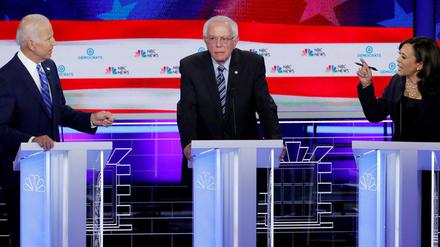 Die demokratischen Kandidaten Joe Biden and Kamala Harris liefern sich während der erste Debatte im Vorwahlkampfkampf am 27. Juni einen heftigen Schlagabtausch. In der Mitte hört Bernie Sanders zu. 