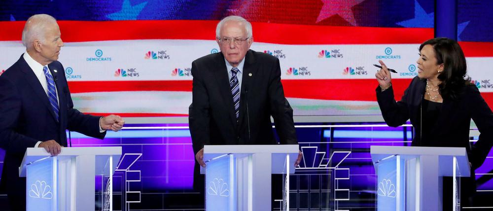 Die demokratischen Kandidaten Joe Biden and Kamala Harris liefern sich während der erste Debatte im Vorwahlkampfkampf am 27. Juni einen heftigen Schlagabtausch. In der Mitte hört Bernie Sanders zu.