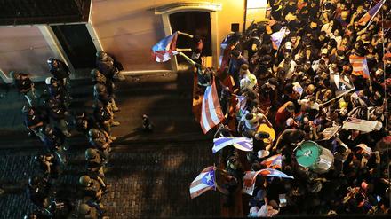 Die Polizei setzte Tränengas ein, um eine Ansammlung von Menschen in einer Straße der historischen Altstadt aufzulösen.