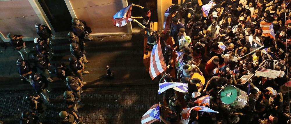 Die Polizei setzte Tränengas ein, um eine Ansammlung von Menschen in einer Straße der historischen Altstadt aufzulösen.