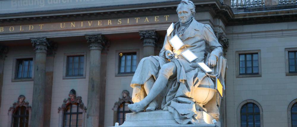 Alexander von Humboldt-Denkmal vor der HU Berlin.