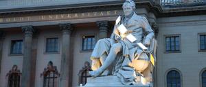 Alexander von Humboldt-Denkmal vor der HU Berlin.