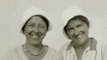 Marianne Hapig (links) mit ihrer Freundin Marianne Pünder (rechts), Binz, 16. August 1932.,